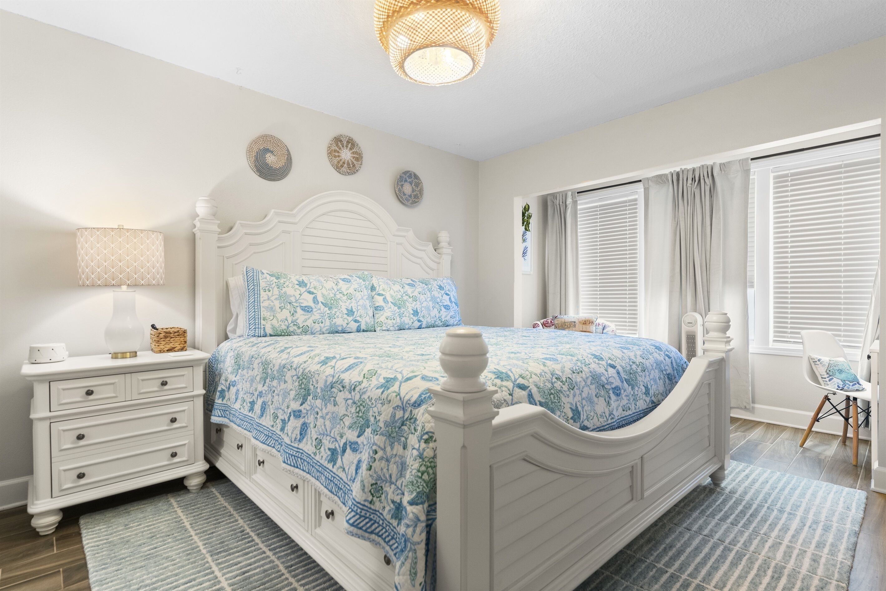 2 habitaciones, escritorio, tabla de planchar con plancha y wifi gratis 