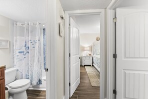 Dusj, hårføner og håndklær