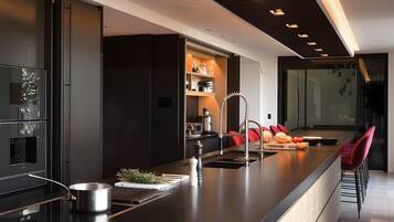 Kühlschrank, Mikrowelle, Ofen, Herdplatte