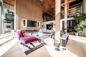 Televisie en een open haard