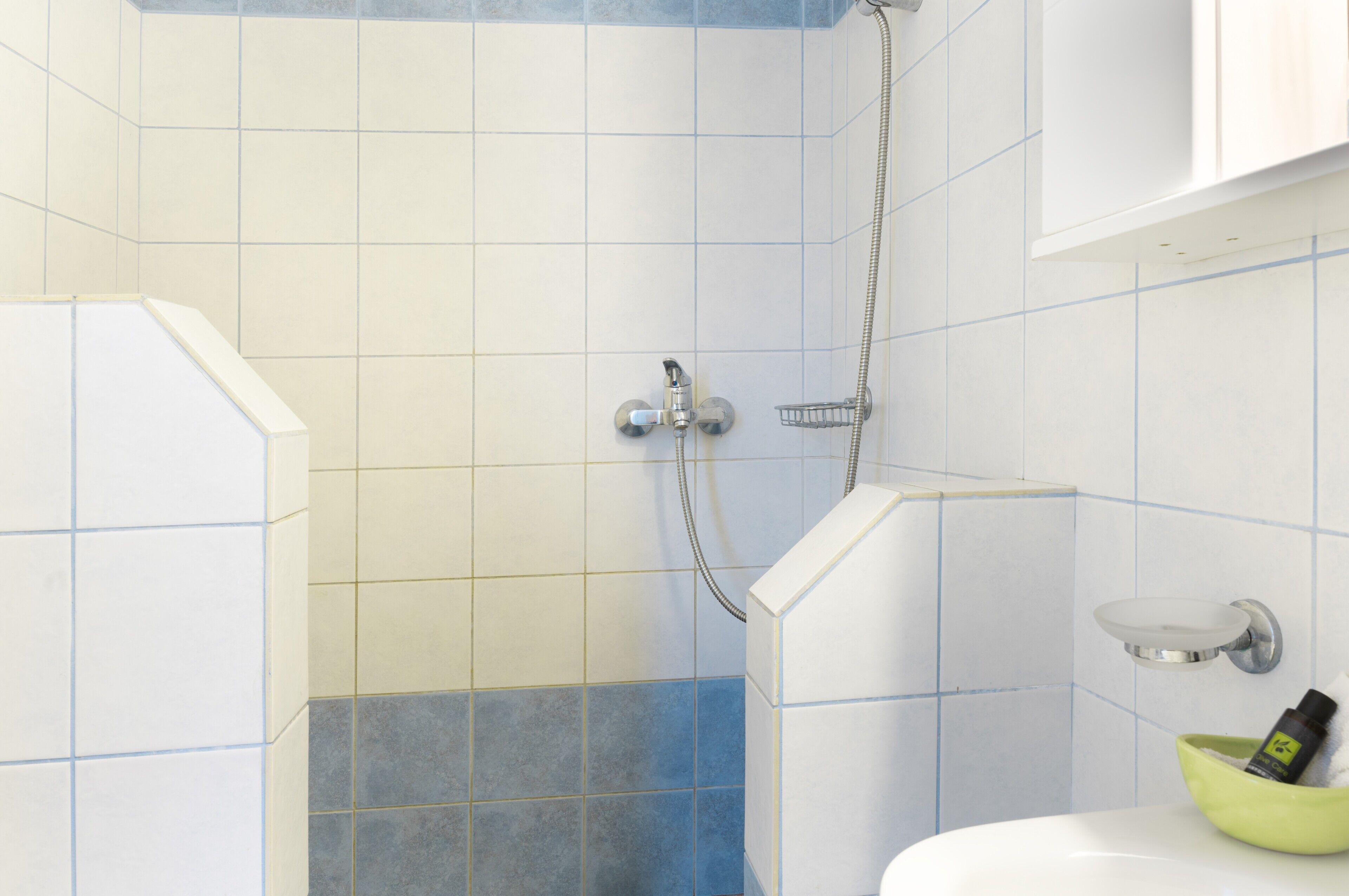 Een douche, een haardroger, handdoeken