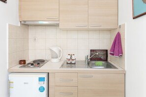 Fridge, stovetop, coffee/tea maker, electric kettle