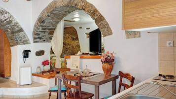 Fridge, stovetop, coffee/tea maker, electric kettle