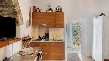 Fridge, stovetop, coffee/tea maker, electric kettle