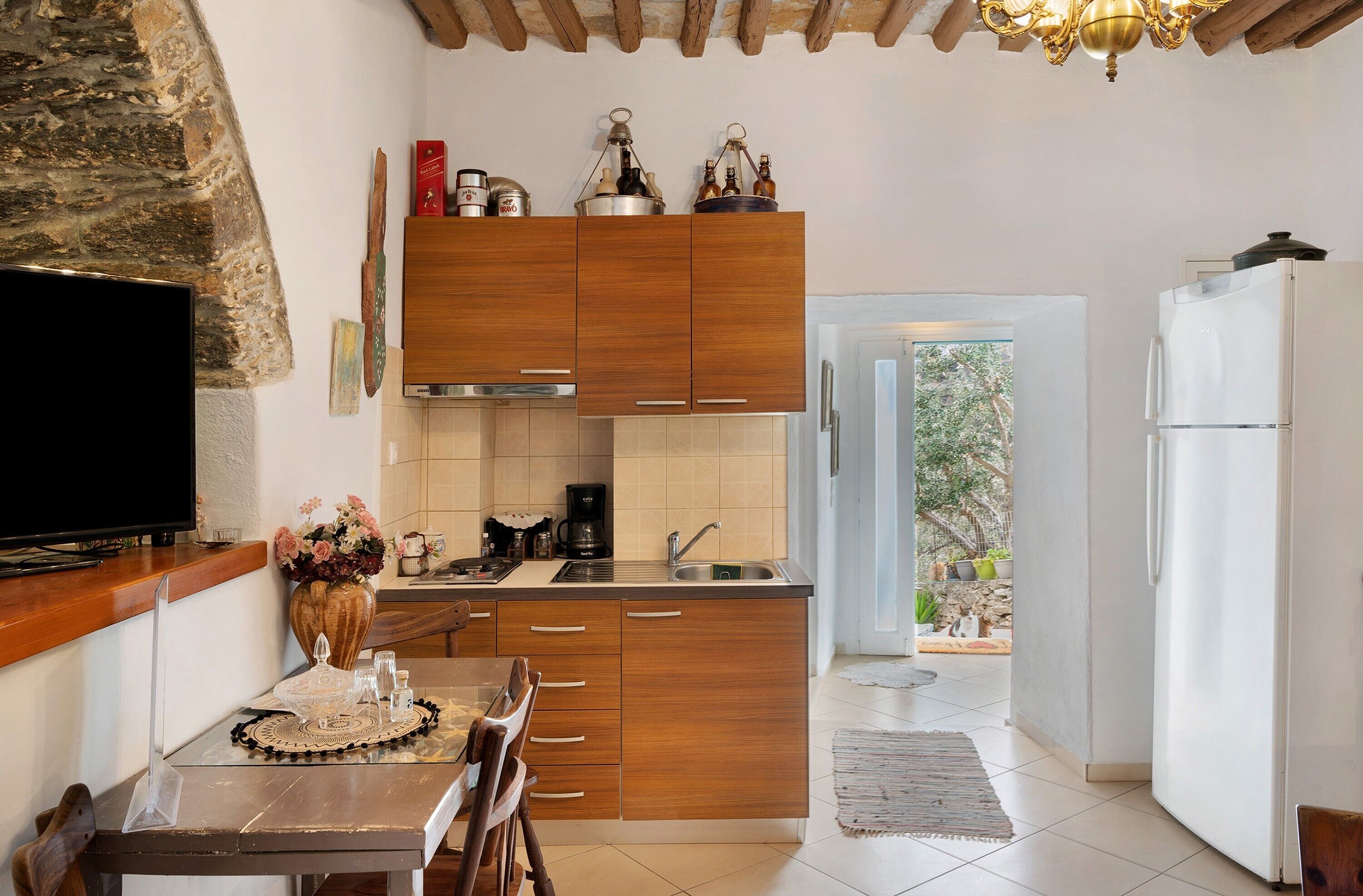 Fridge, stovetop, coffee/tea maker, electric kettle