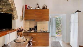 Fridge, stovetop, coffee/tea maker, electric kettle