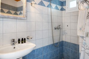 Een douche, een haardroger, handdoeken