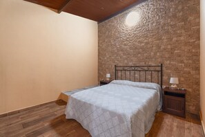 2 makuuhuonetta, silitysrauta/-lauta, ilmainen Wi-Fi, vuodevaatteet