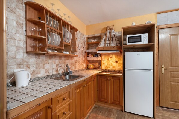 Een koelkast, een microgolfoven, een kookplaat