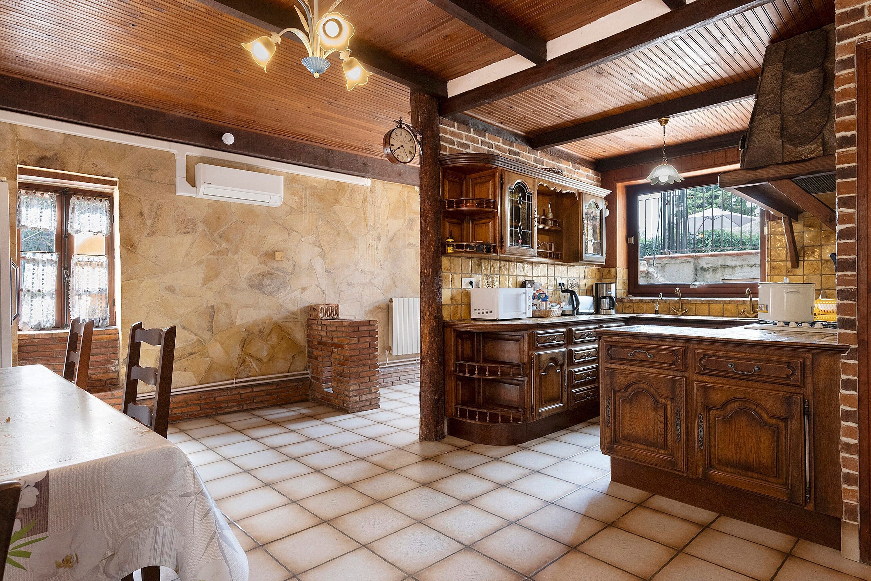Coffee/tea maker, fridge, microwave, dishwasher