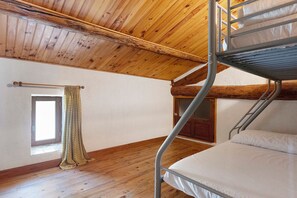 A bunk bed room with wooden flooring, a window with curtains, and a wooden ceiling. - Holiday Home 'La Maison De Yana' with Private Pool, Shared Terrace and Wi-Fi (Saint-Marcel-d'Ardèche)