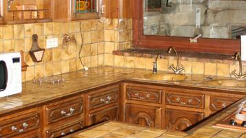 Een koelkast, een magnetron, een vaatwasser