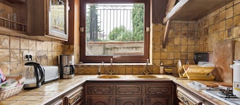 Holiday Home 'La Maison De Yana' with Private Pool, Shared Terrace and Wi-Fi
