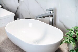 Bathroom - Nesso: Elegant three-room apartment with 2 balconies (Como)