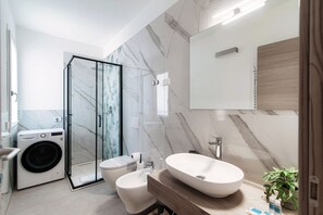 Dusch, hårtork, bidé och handdukar