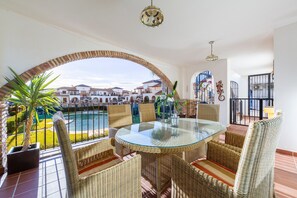 Outdoor dining - Apartment 'Al Andalus Residencial Vera Playa 2' with Shared Pool, Wi-Fi and Air Conditioning (Vera)