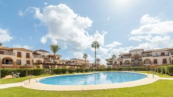 Een verwarmd zwembad