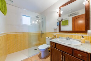 Shower, hair dryer, towels - Apartment 'Al Andalus Residencial Vera Playa 2' with Shared Pool, Wi-Fi and Air Conditioning (Vera)