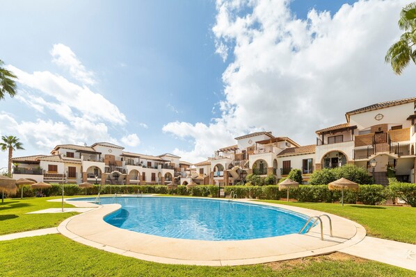 A heated pool - Apartment 'Al Andalus Residencial Vera Playa 2' with Shared Pool, Wi-Fi and Air Conditioning (Vera)