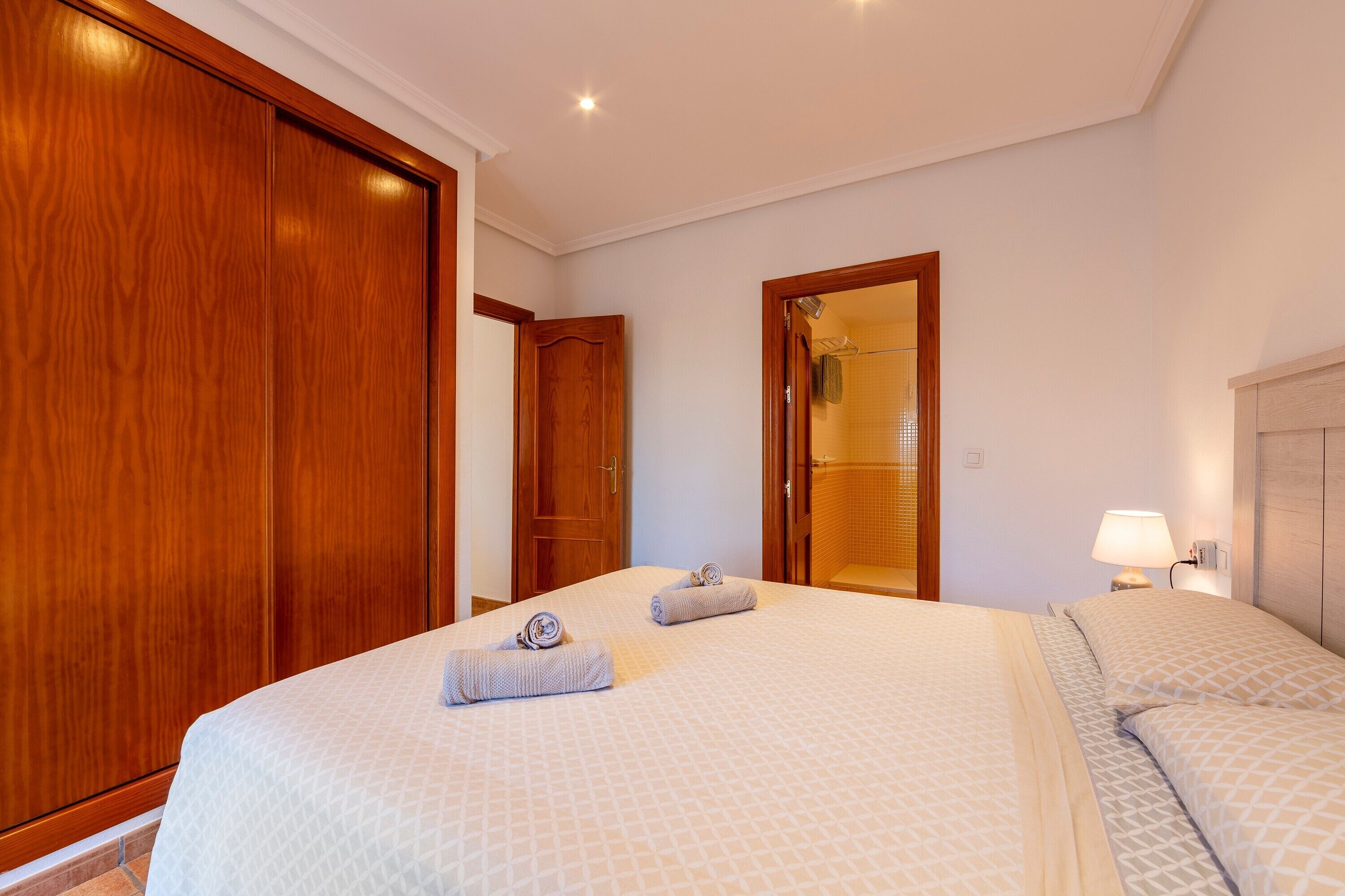 2 dormitoris, planxa i posts de planxar, wifi gratuïta i roba de llit 