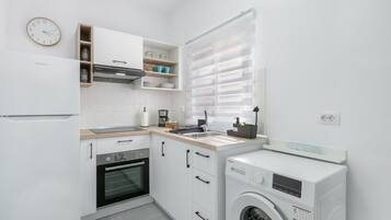 Réfrigérateur, four, plaque de cuisson, cafetiÚre/bouilloire