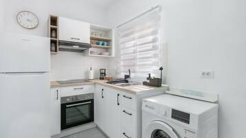 Réfrigérateur, four, plaque de cuisson, cafetiÚre/bouilloire