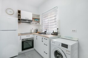 Kühlschrank, Ofen, Herdplatte, Wasserkocher mit Kaffee-/Teezubehör
