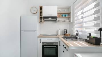 Réfrigérateur, four, plaque de cuisson, cafetiÚre/bouilloire