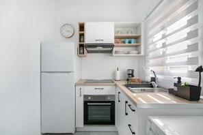 Kühlschrank, Ofen, Herdplatte, Wasserkocher mit Kaffee-/Teezubehör