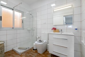Een douche, een haardroger, handdoeken