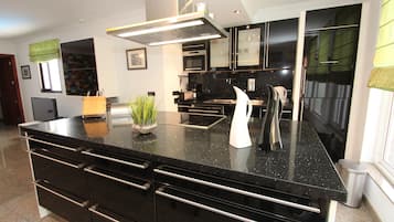 Kühlschrank, Mikrowelle, Herdplatte, Wasserkocher mit Kaffee-/Teezubehör