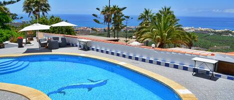 Lämmitetty uima-allas