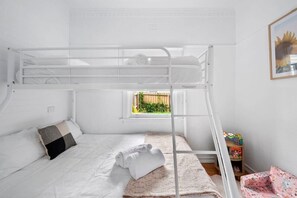 3 habitaciones, tabla de planchar con plancha, wifi y ropa de cama