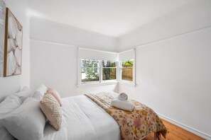 3 عدّة غرف نوم ومكواة/لوح كي وواي فاي وملاءات أسرّة