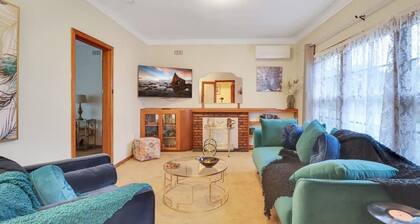 Art Deco Coastal Retreat near Beach and CBD, Mibnb