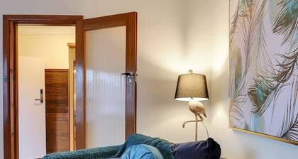 Art Deco Coastal Retreat near Beach and CBD, Mibnb