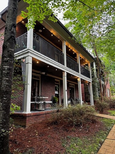Oxford Square but a few steps away in Camilla Park! Cozy Oxford Retreat