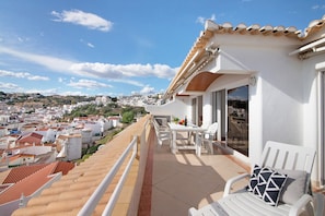 Outdoor dining - Apartment 'Apartamento Varandas Do Mar' with Sea View, Wi-Fi and Air Conditioning (Albufeira)