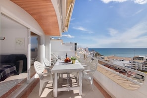 Outdoor dining - Apartment 'Apartamento Varandas Do Mar' with Sea View, Wi-Fi and Air Conditioning (Albufeira)