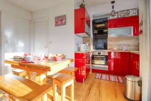 Réfrigérateur, four à micro-ondes, un four, surface de cuisson