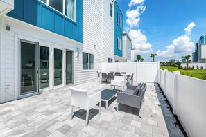 Outdoor dining - Modern, Luxury 1st Floor Condo Near Disney (Reunion)