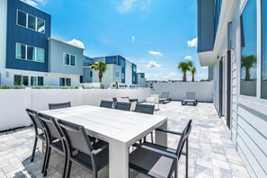 Outdoor dining - Modern, Luxury 1st Floor Condo Near Disney (Reunion)