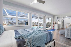 2 bedrooms, iron/ironing board, free WiFi, bed sheets - ⚓ Coco Loco! Canal Front, Pool, Dock & More!⚓ (Bradenton)