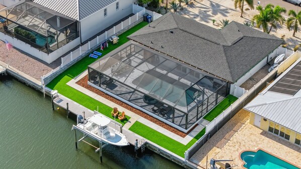 Lämmitetty uima-allas