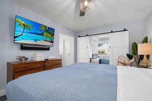 2 bedrooms, iron/ironing board, free WiFi, bed sheets - ⚓ Coco Loco! Canal Front, Pool, Dock & More!⚓ (Bradenton)