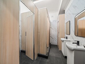 Ducha, toallas, papel higiénico