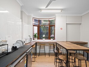 Frigobar, microondas, horno, placa de cocina