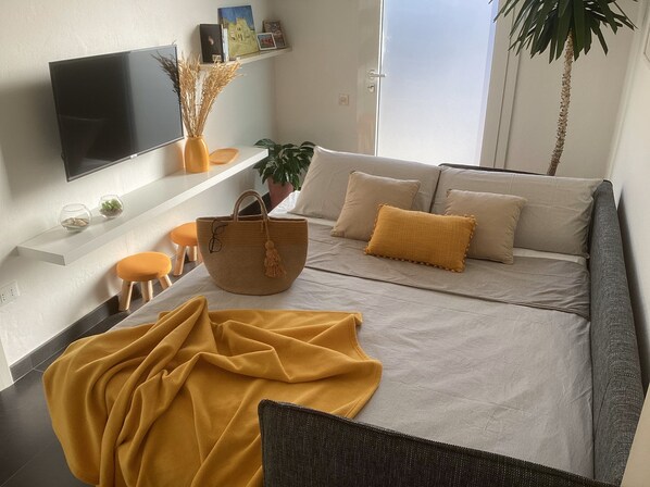 1 bedroom, iron/ironing board, travel cot, free WiFi