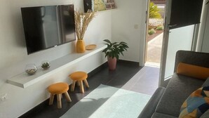 Smart TV, books - The Yellow House (Scardovari)