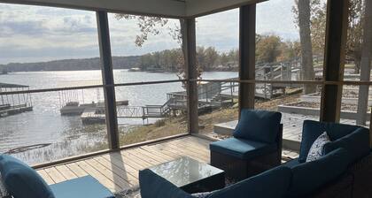 Lakefront escape! Boat Dock, Fishing, Kayaks! Near Hiking, Wineries, Marinas!!